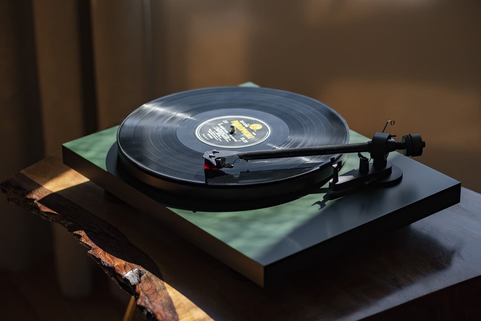 Pro-Ject DEBUT CARBON EVO Platine Vinyle Audiophile Cellule Ortofon 2MRED